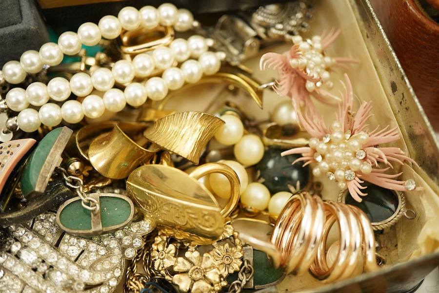 A small collection of costume jewellery, a Christian Dior golf club tie clip, a pair of simulated pearl screwback earrings, stamped 9ct, an Indian silver locket, assorted cufflinks etc